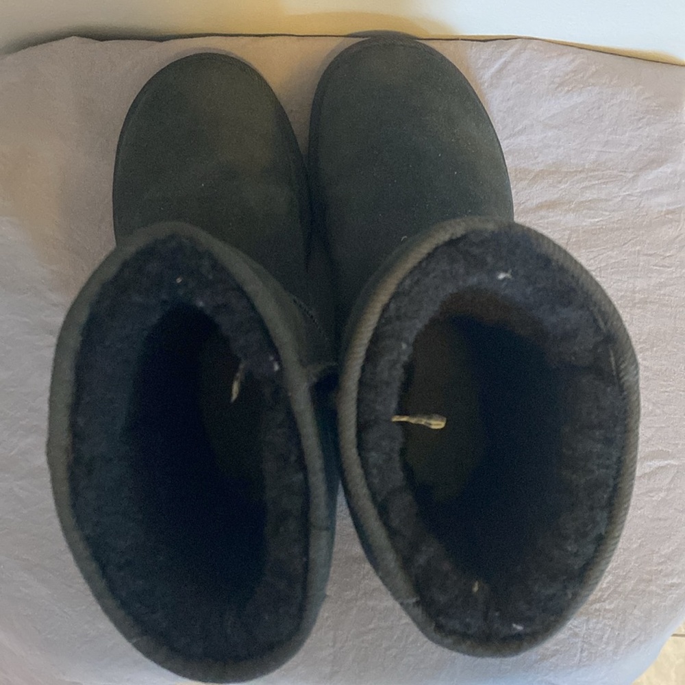 UGG Classic Short Black Boots, W7 - Picture 4 of 8